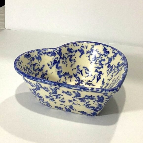 Vintage Pair of Blue & White Heart Shaped Ceramic Serving Bowls by Jacquelyne's - Picture 2 of 8